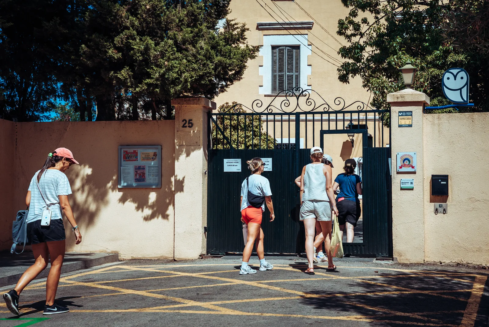 the cohort arriving at the gate of Carrer Pomaret 25