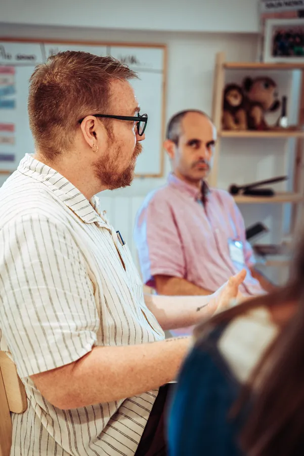 a guide presenting to the group during a seminar